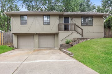 216 S W RICHWOOD LN BLUE SPRINGS, MO 64014